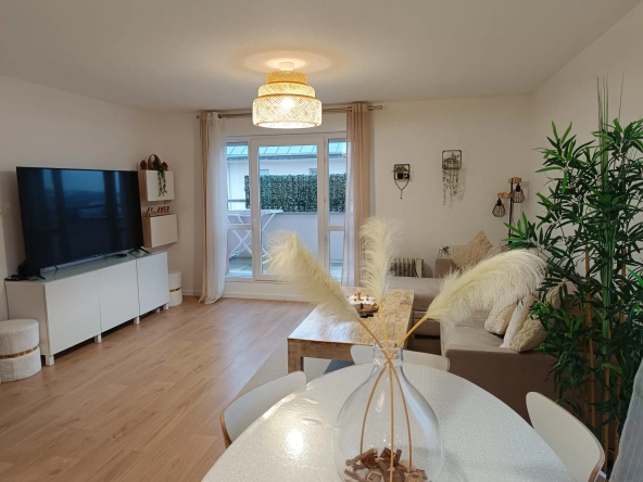Appartement dernier étage avec grande terrasse à Trappes – Vue dégagée et parking inclus