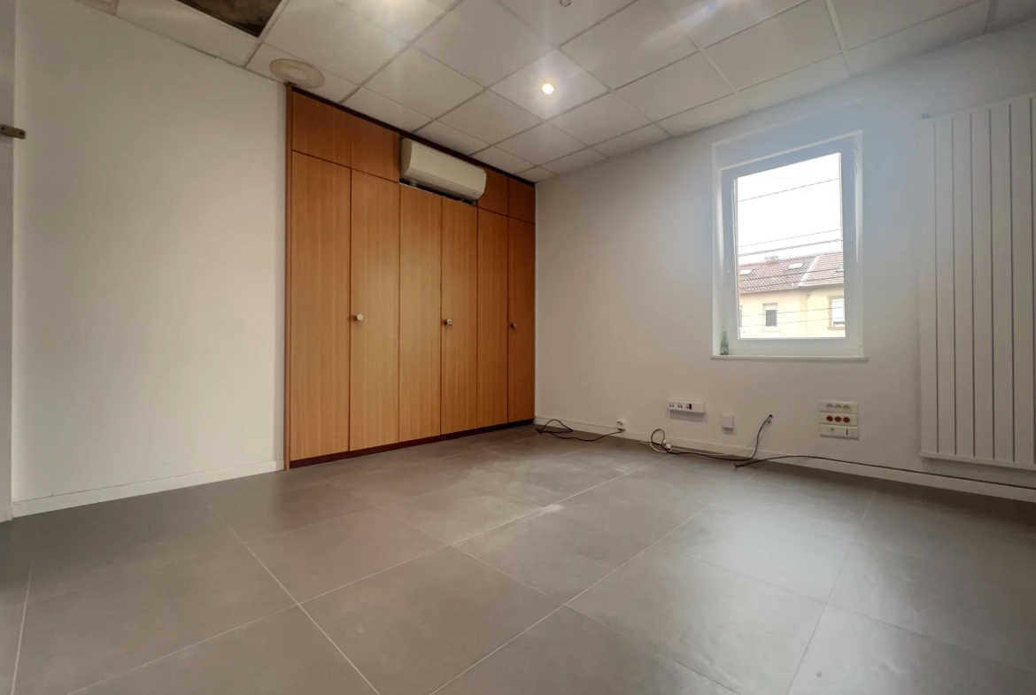 Local commercial avec appartement à Fameck - 73 m² avec jardin et vitrine 
