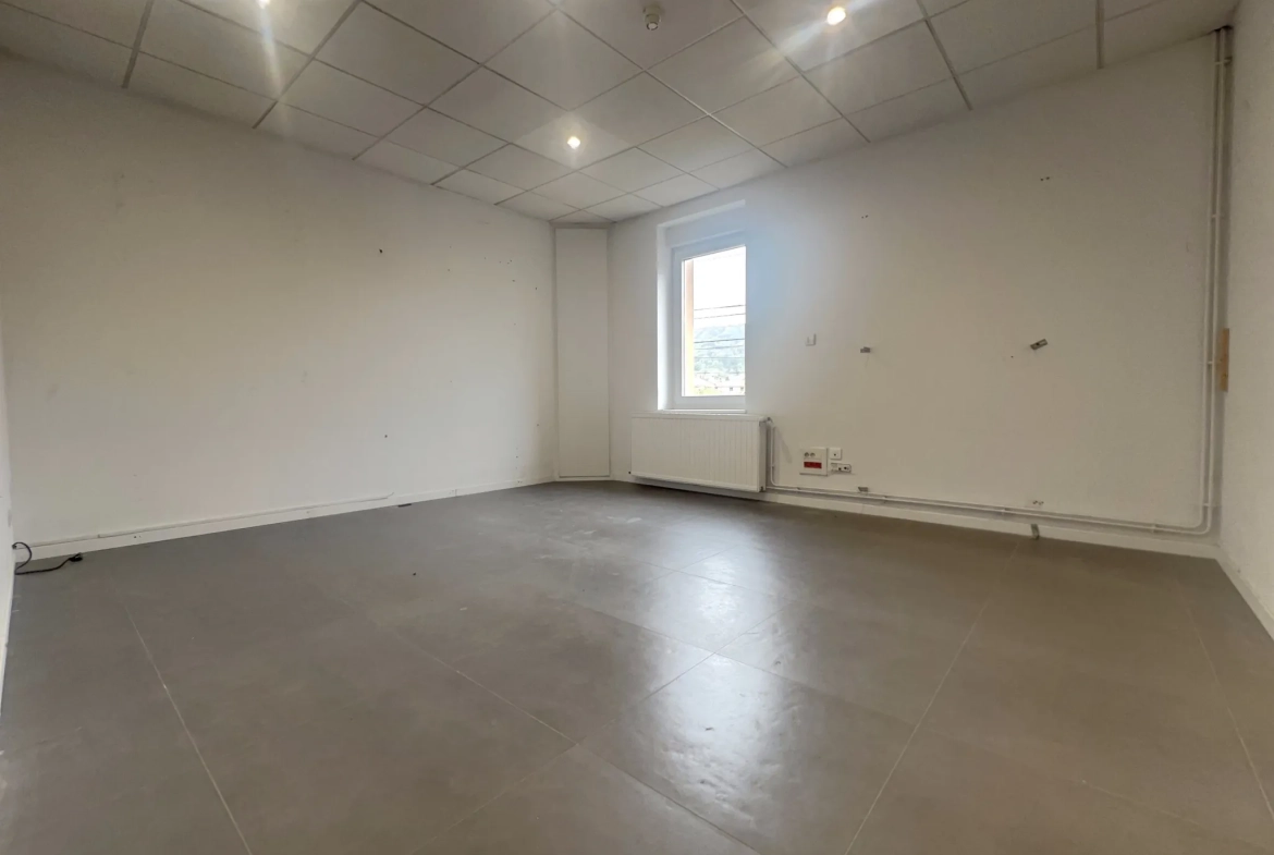 Local commercial avec appartement à Fameck - 73 m² avec jardin et vitrine 