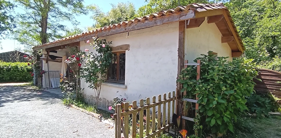 Maison en pierre de 136 m² avec jardin et dépendance à Leogeats 