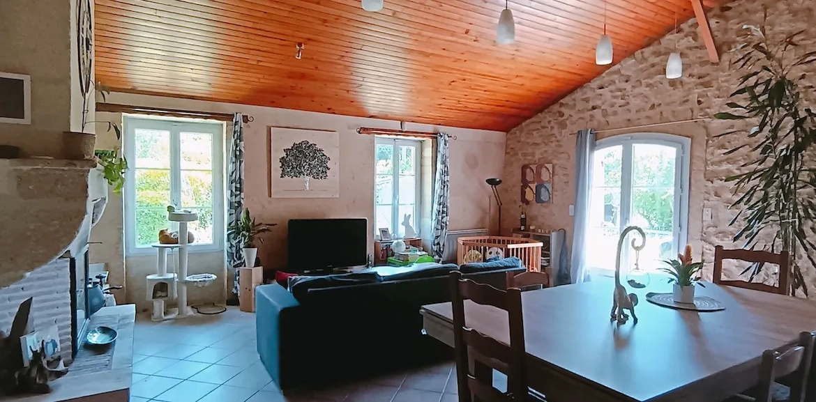 Maison en pierre de 136 m² avec jardin et dépendance à Leogeats 
