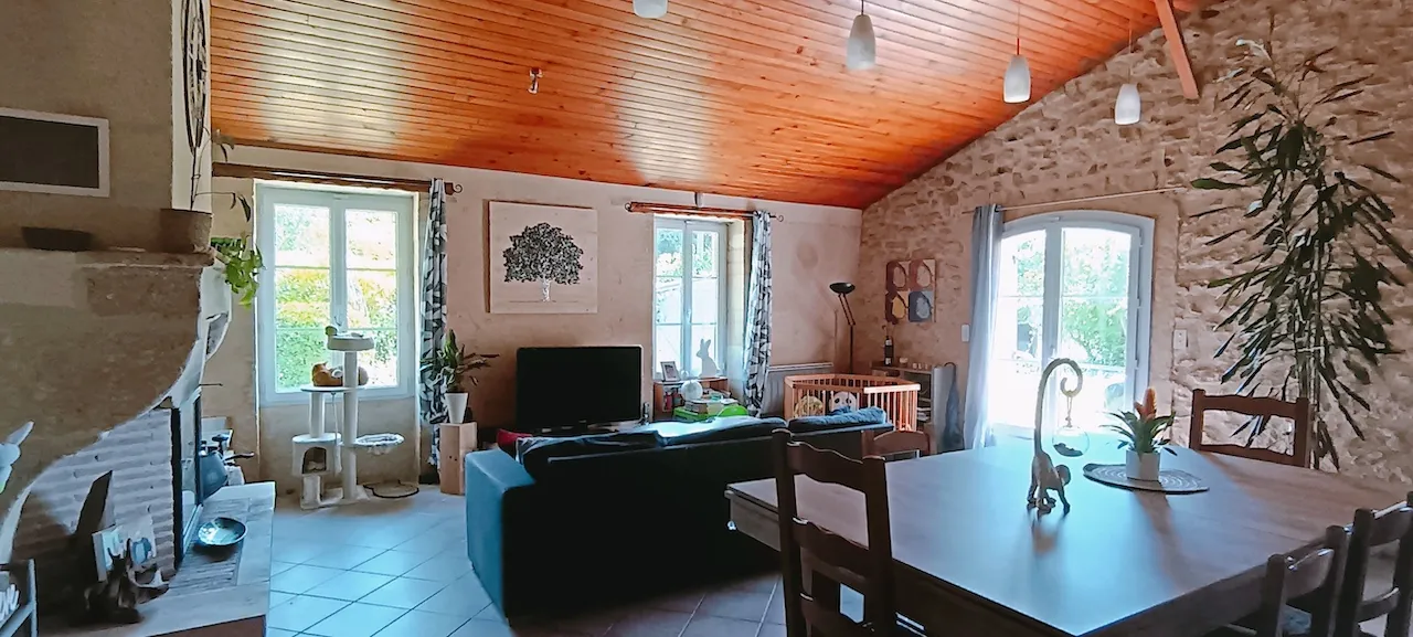 Maison en pierre de 136 m² avec jardin et dépendance à Leogeats 