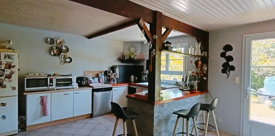 Maison en pierre de 136 m² avec jardin et dépendance à Leogeats 