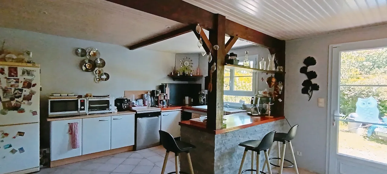Maison en pierre de 136 m² avec jardin et dépendance à Leogeats 