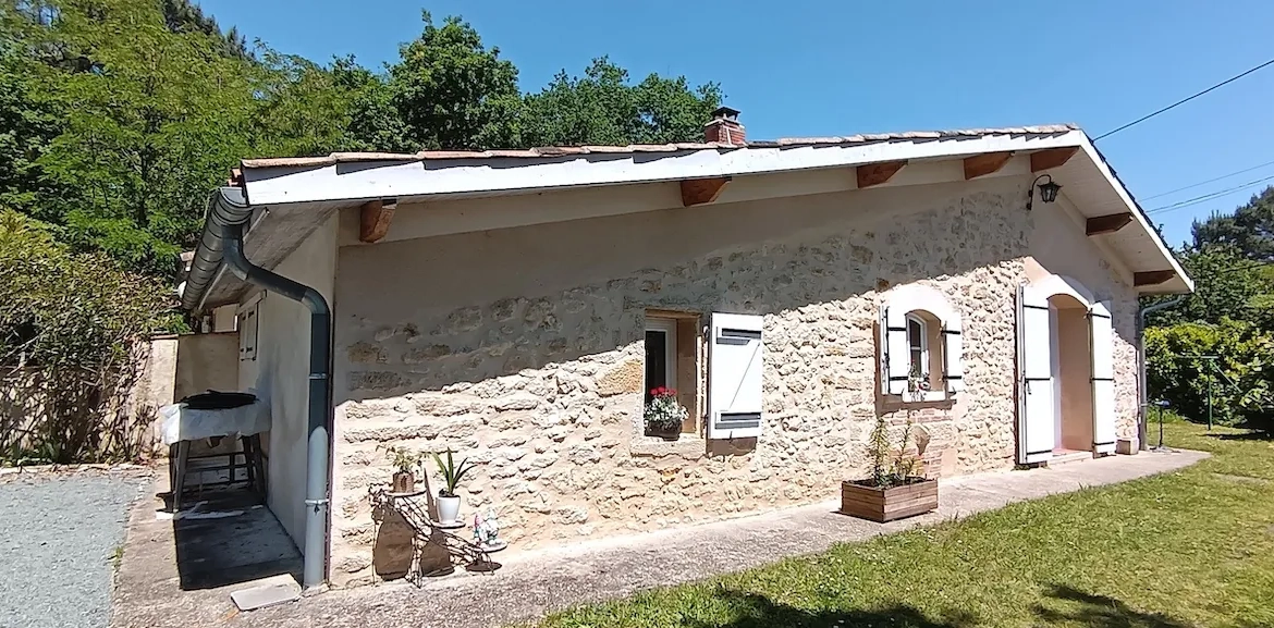Maison en pierre de 136 m² avec jardin et dépendance à Leogeats 