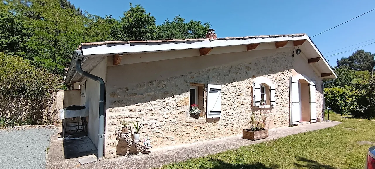Maison en pierre de 136 m² avec jardin et dépendance à Leogeats 
