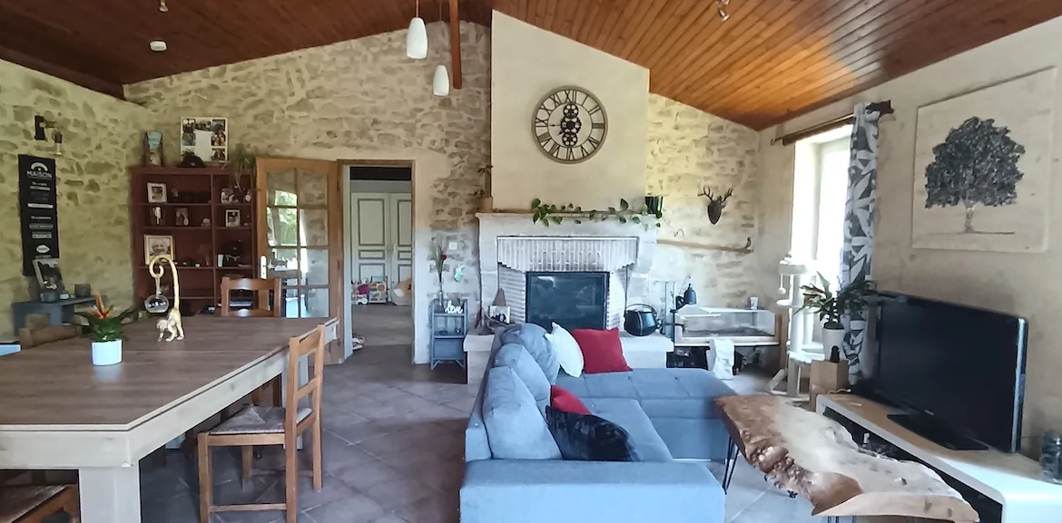 Maison en pierre de 136 m² avec jardin et dépendance à Leogeats 