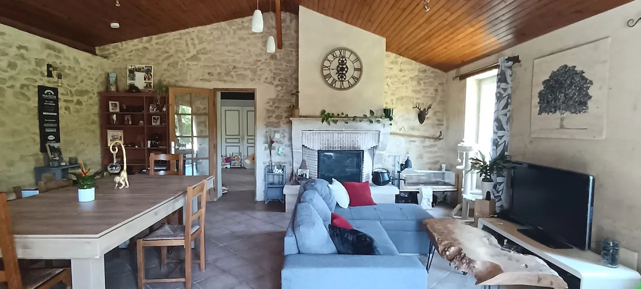 Maison en pierre de 136 m² avec jardin et dépendance à Leogeats 