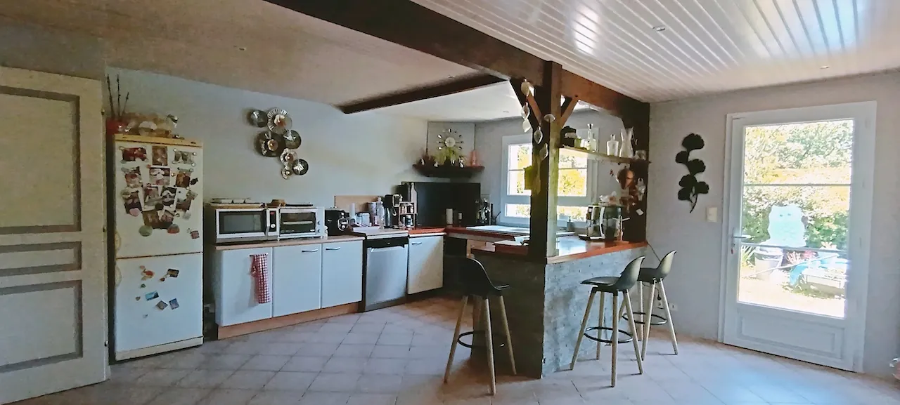 Maison en pierre de 136 m² avec jardin et dépendance à Leogeats 