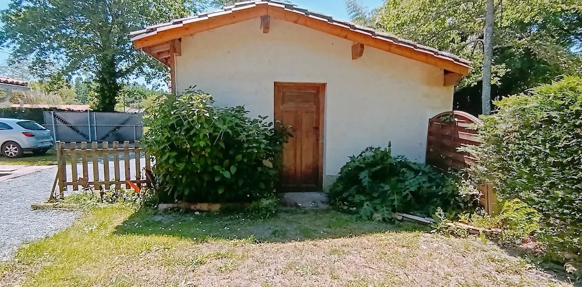 Maison en pierre de 136 m² avec jardin et dépendance à Leogeats 