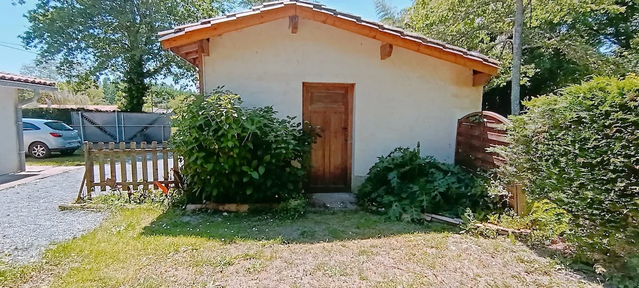 Maison en pierre de 136 m² avec jardin et dépendance à Leogeats 