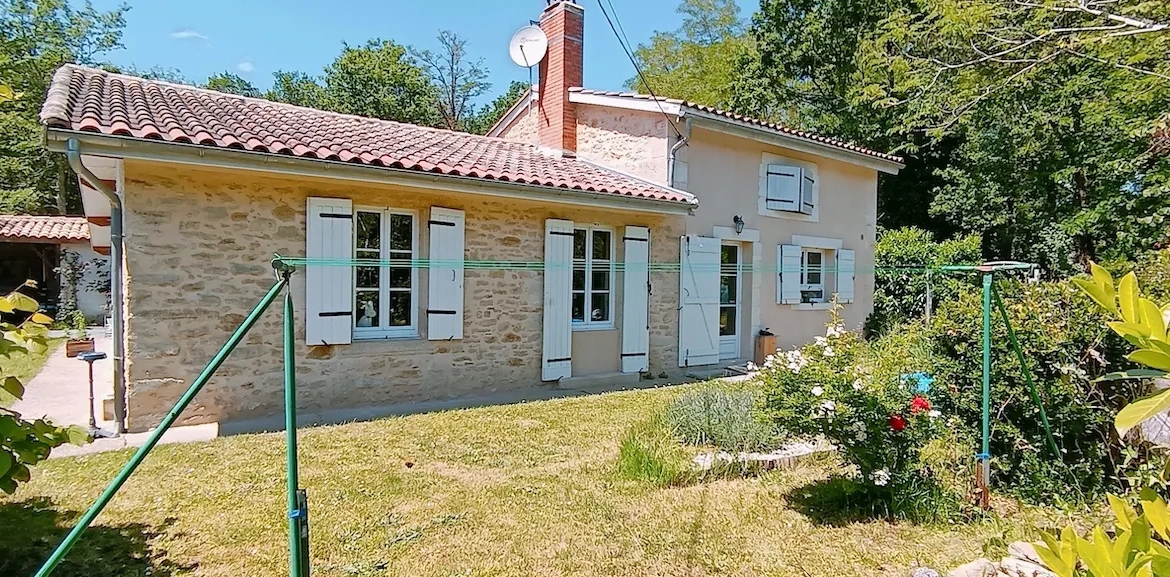 Maison en pierre de 136 m² avec jardin et dépendance à Leogeats 