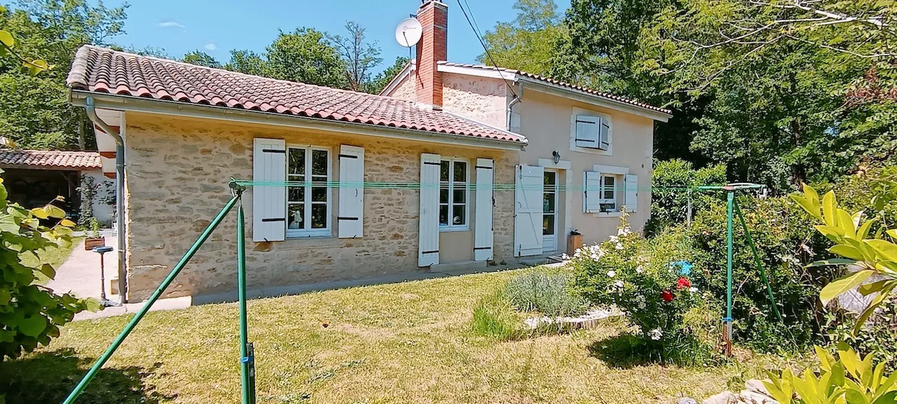 Maison en pierre de 136 m² avec jardin et dépendance à Leogeats 