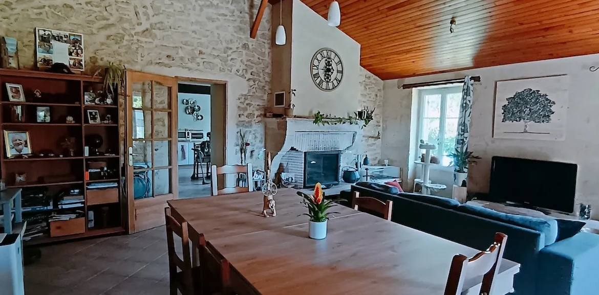 Maison en pierre de 136 m² avec jardin et dépendance à Leogeats 