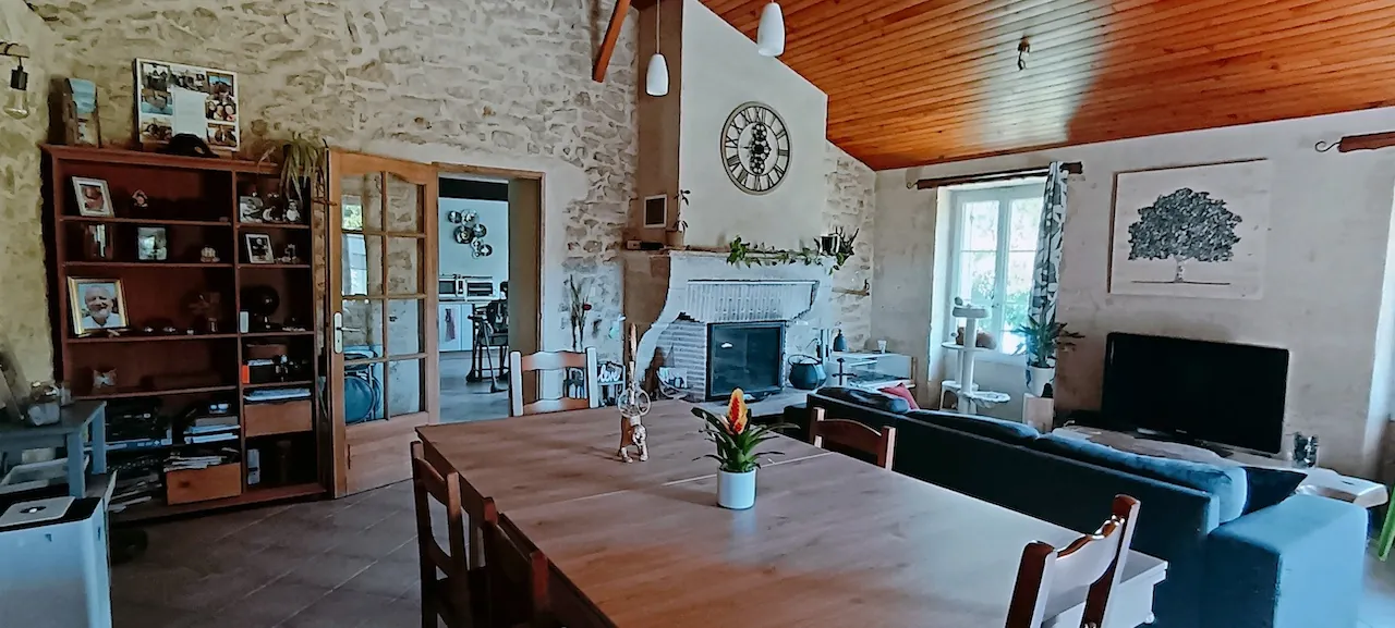 Maison en pierre de 136 m² avec jardin et dépendance à Leogeats 