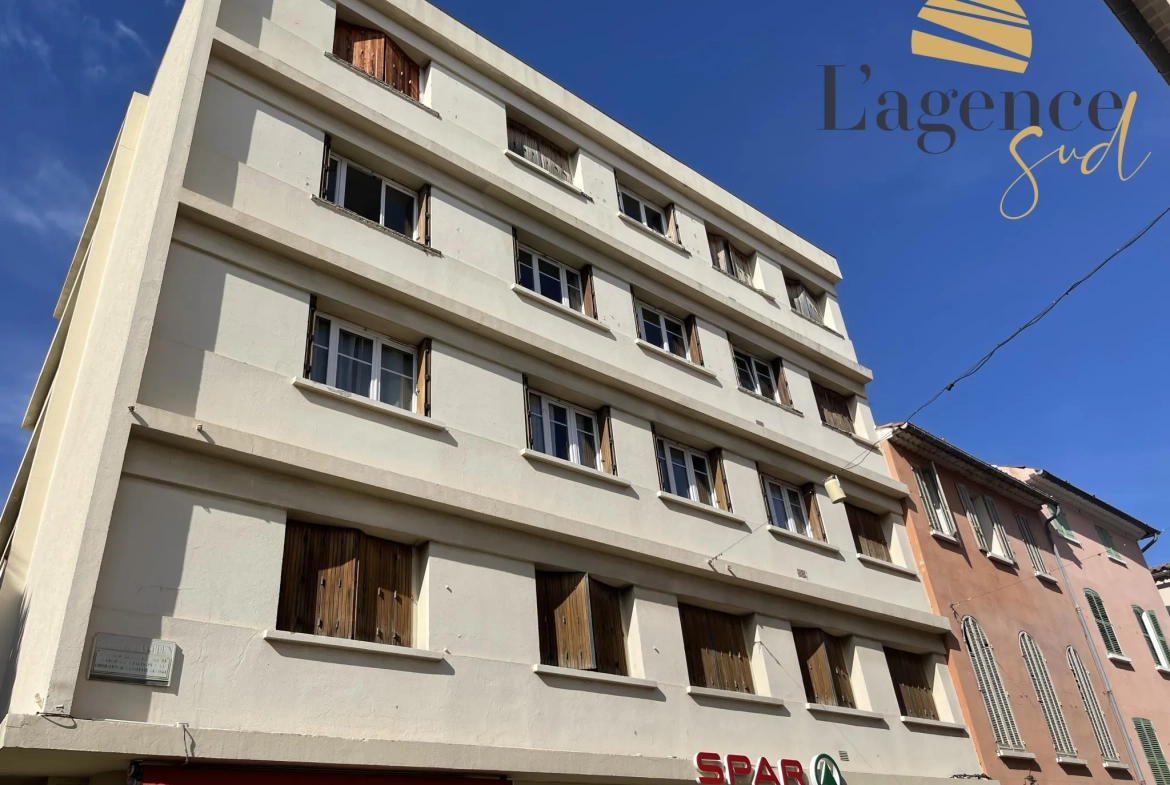 Maison à rafraîchir de 189 m² à Toulenne avec garage et balcon 