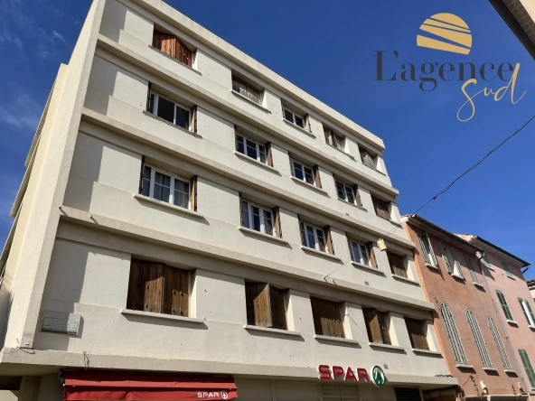 Maison à rafraîchir de 189 m² à Toulenne avec garage et balcon