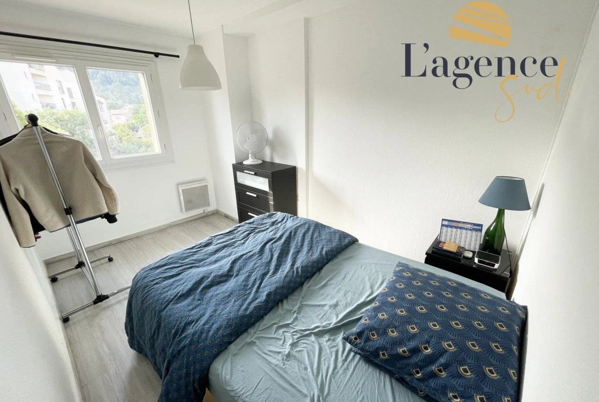 Maison à rafraîchir de 189 m² à Toulenne avec garage et balcon 