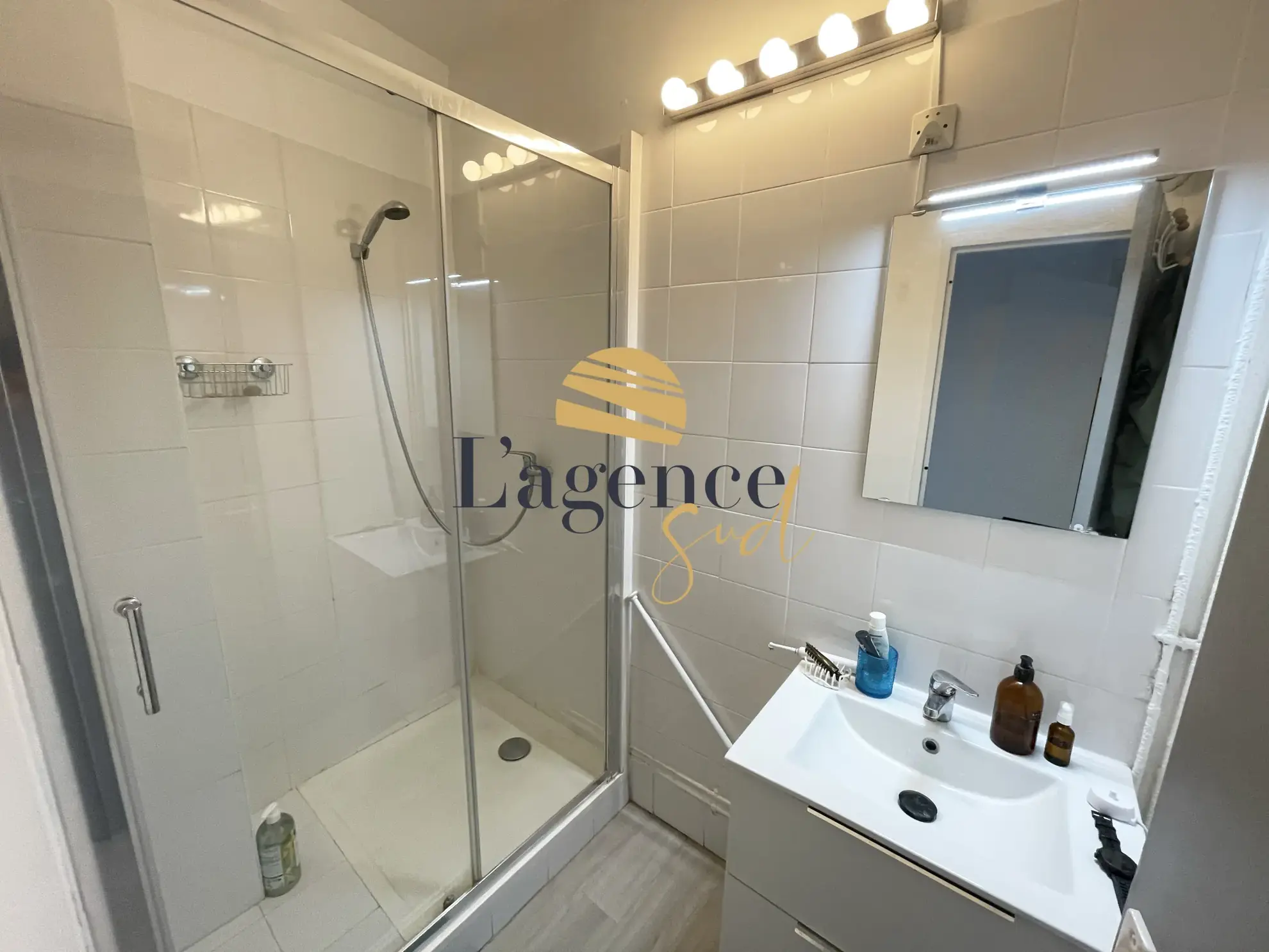 Maison à rafraîchir de 189 m² à Toulenne avec garage et balcon 