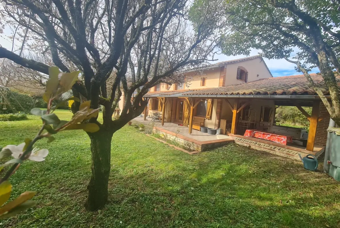Belle ferme ancienne avec vue Pyrénées, terrain de 6660 m², garage et dépendances près de Toulouse 