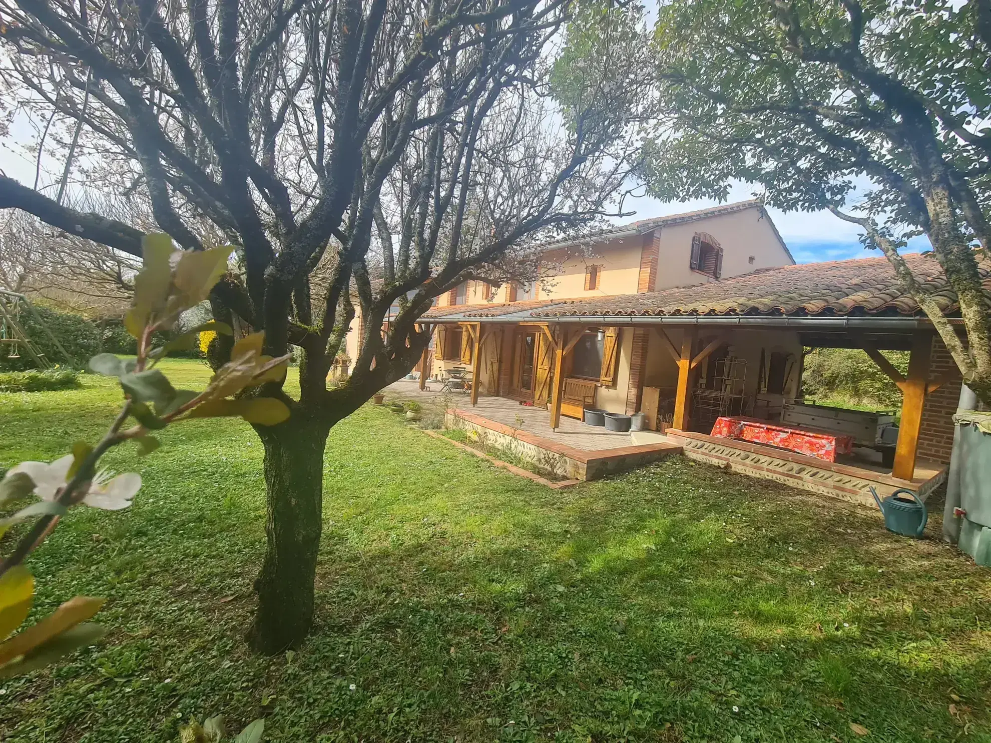 Belle ferme ancienne avec vue Pyrénées, terrain de 6660 m², garage et dépendances près de Toulouse 