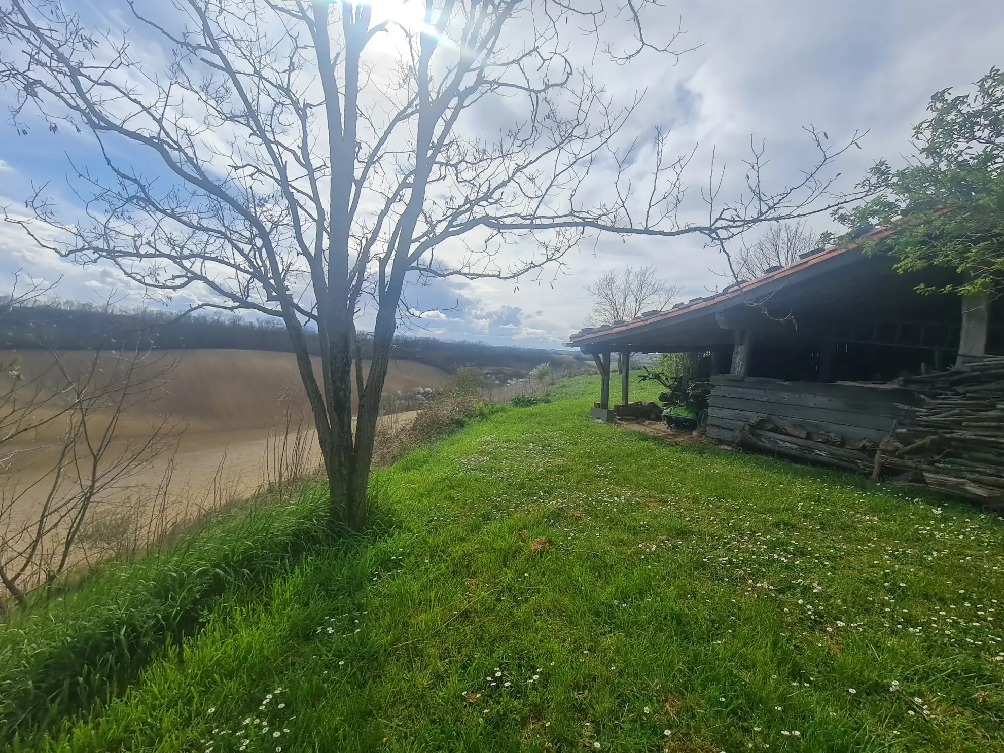 Belle ferme ancienne avec vue Pyrénées, terrain de 6660 m², garage et dépendances près de Toulouse 