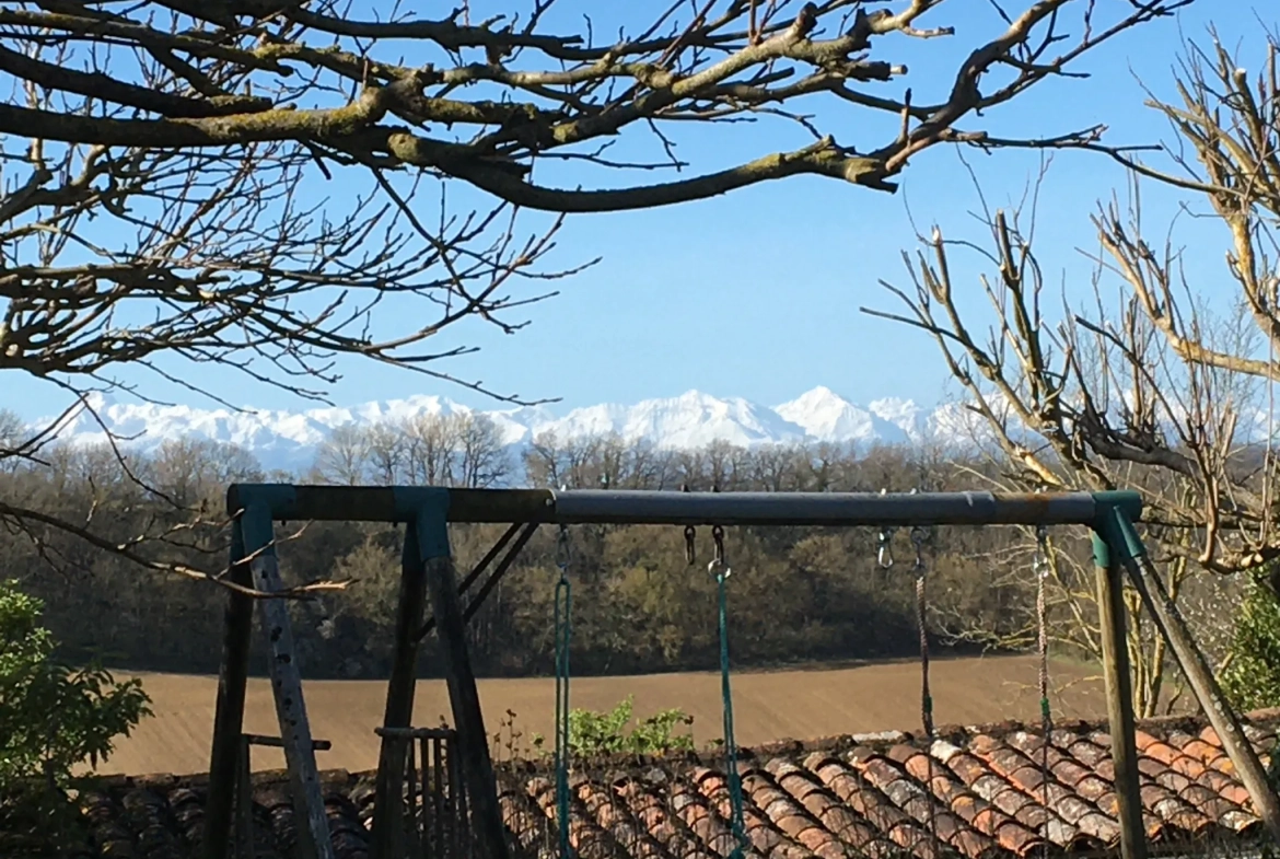 Belle ferme ancienne avec vue Pyrénées, terrain de 6660 m², garage et dépendances près de Toulouse 