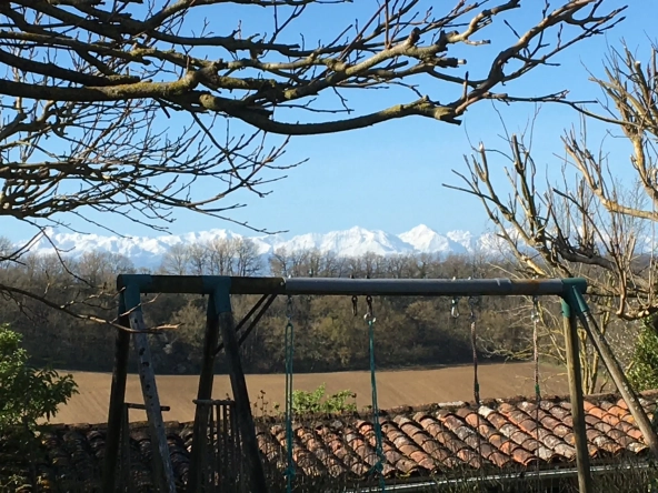 Belle ferme ancienne avec vue Pyrénées, terrain de 6660 m², garage et dépendances près de Toulouse