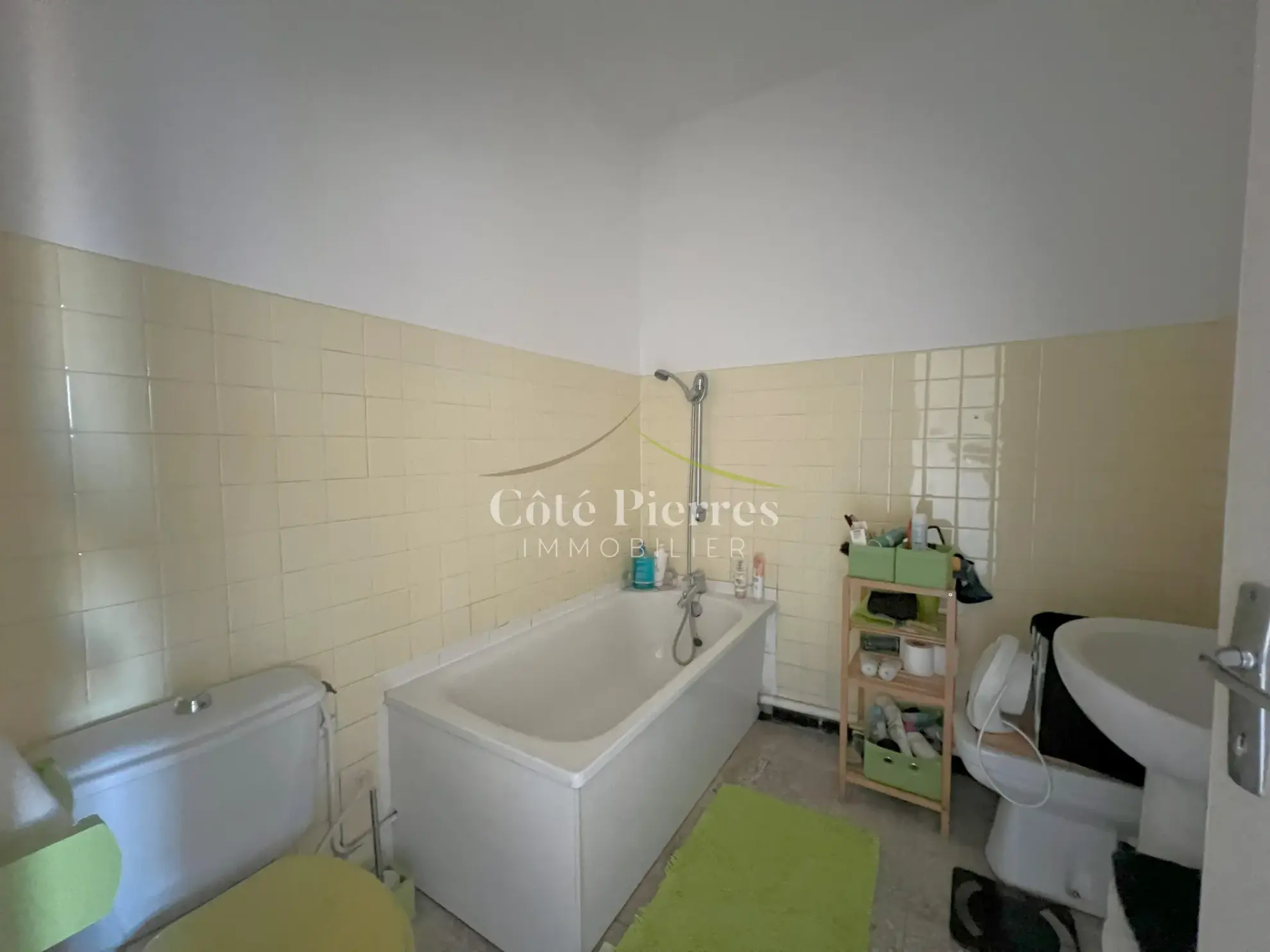 Appartement T2 à Nîmes avec vue dégagée et parking privé 