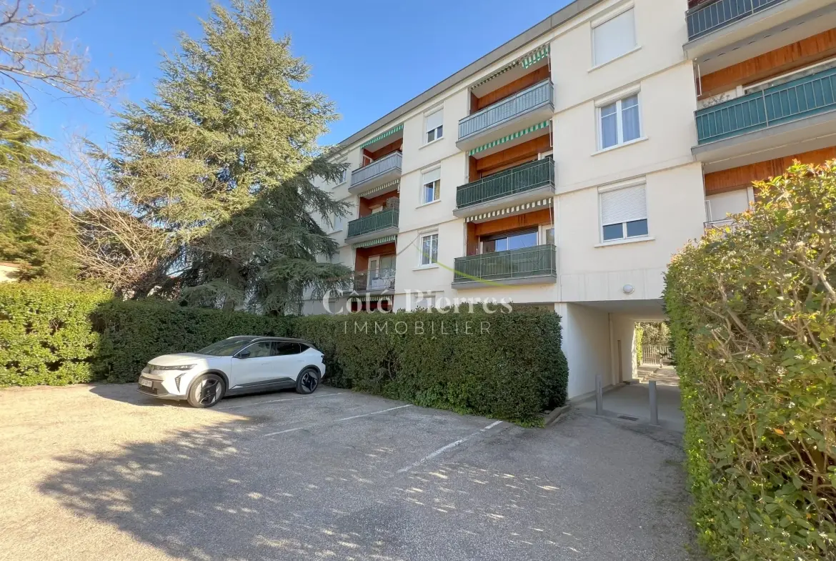 Appartement T2 à Nîmes avec vue dégagée et parking privé 