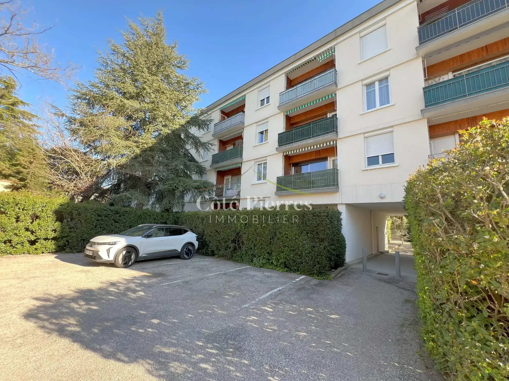 Appartement T2 à Nîmes avec vue dégagée et parking privé 