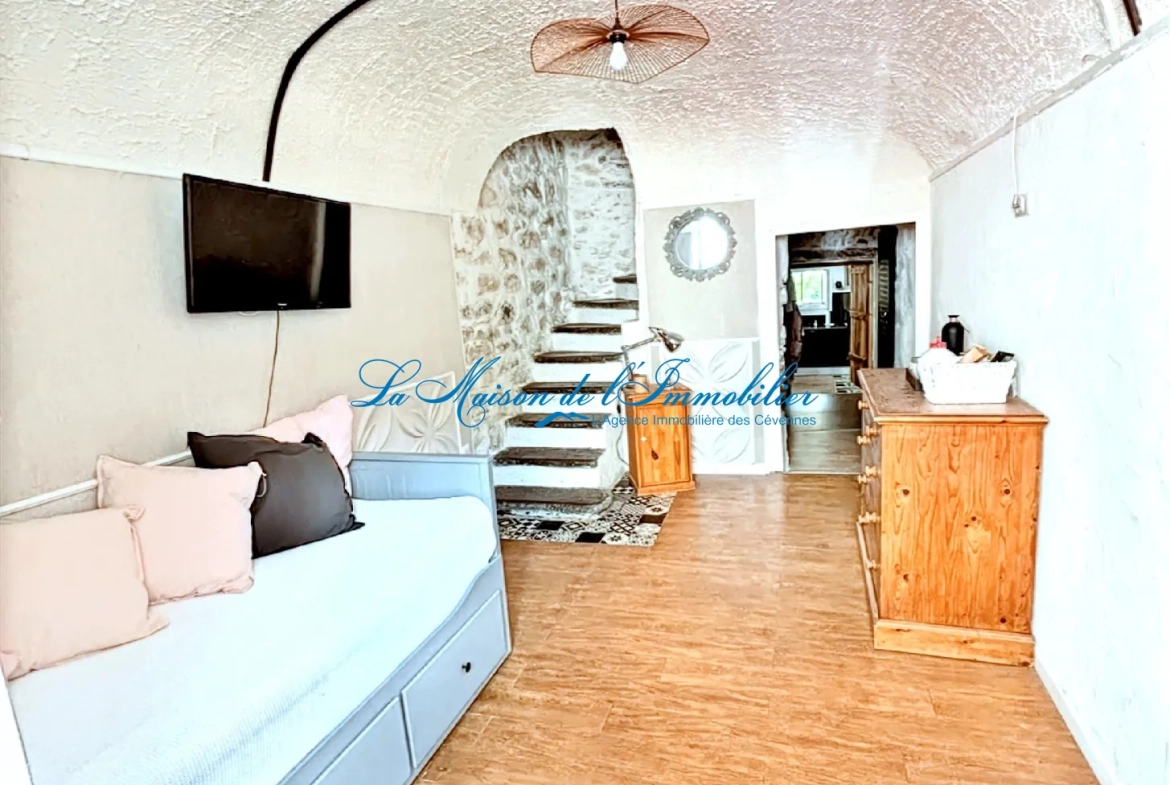 Maison de village à Corconne avec studio, atelier et terrasses – 165 m² à vendre 