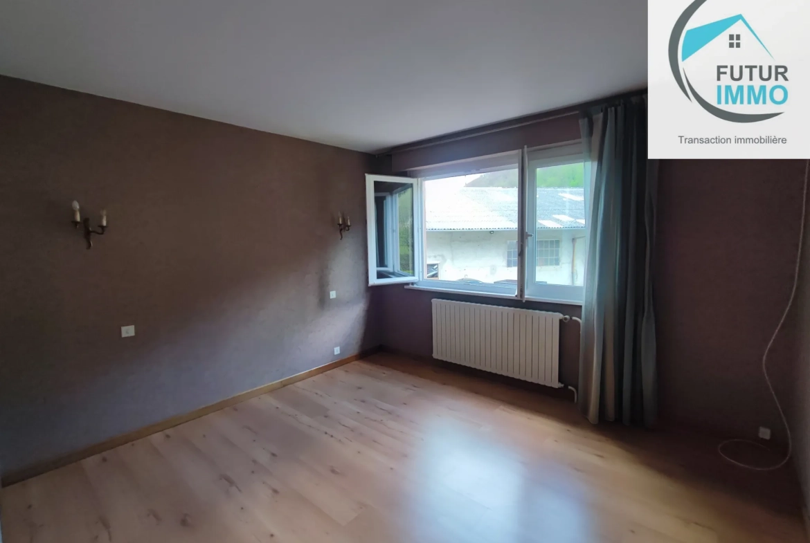 Maison F5 à Autechaux-Roide avec sous-sol et terrain arboré, rénovée en 2006 