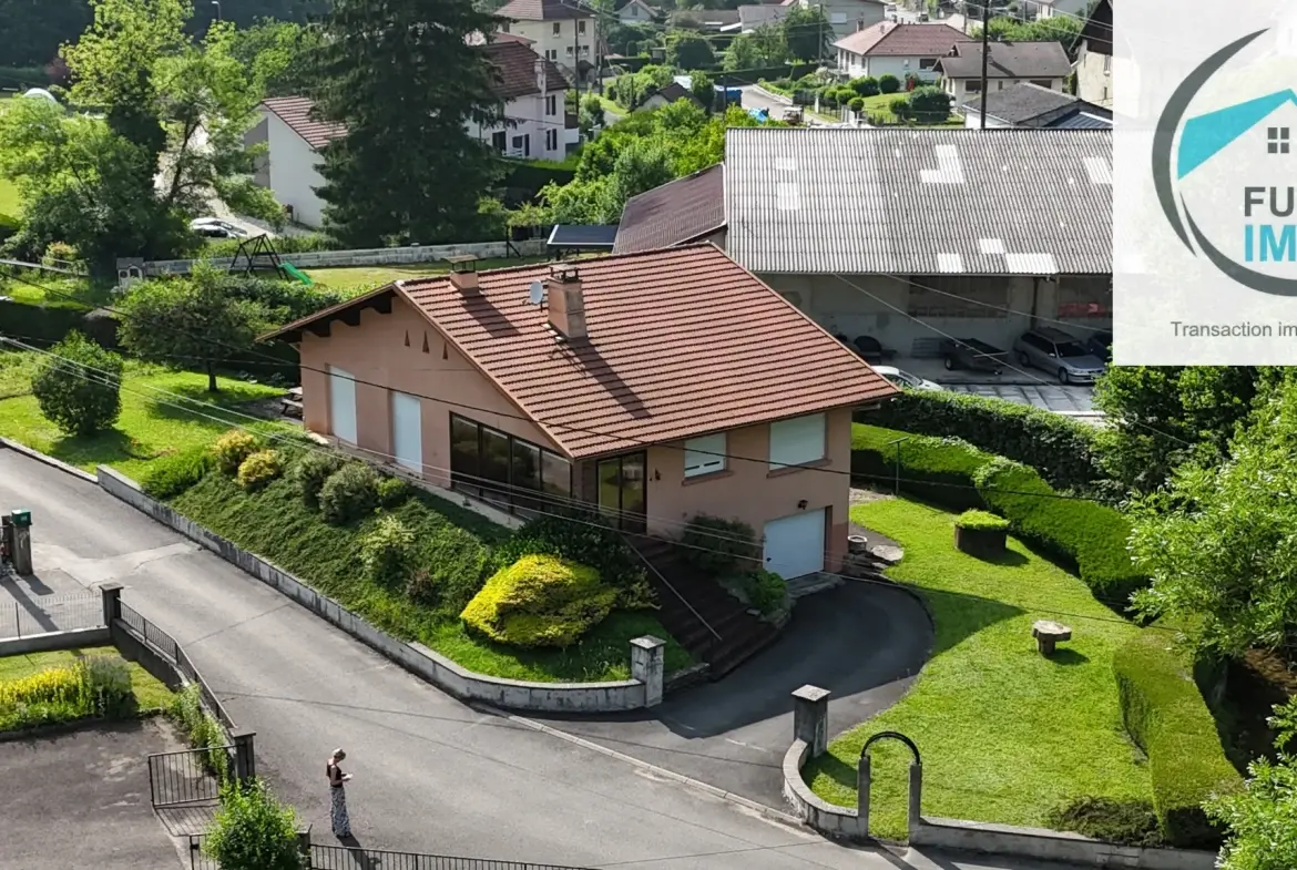 Maison traditionnelle F5 à Autechaux-Roide avec garage, sous-sol et terrain arboré 