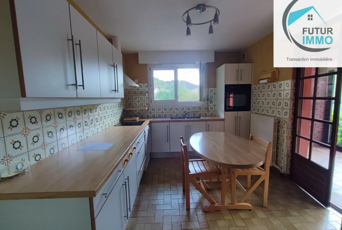 Maison F5 à Autechaux-Roide avec sous-sol et terrain arboré, rénovée en 2006 