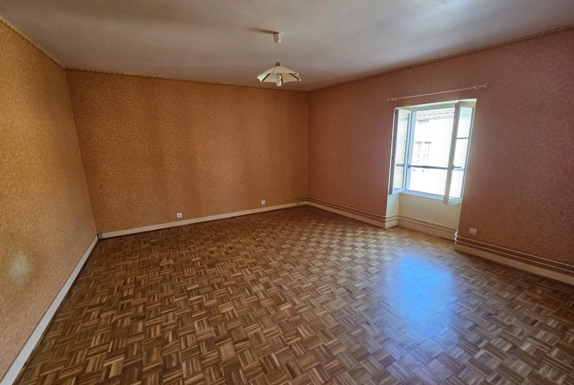 Maison en pierre à rafraîchir avec garage et jardin à Arcais dans les Deux-Sèvres 
