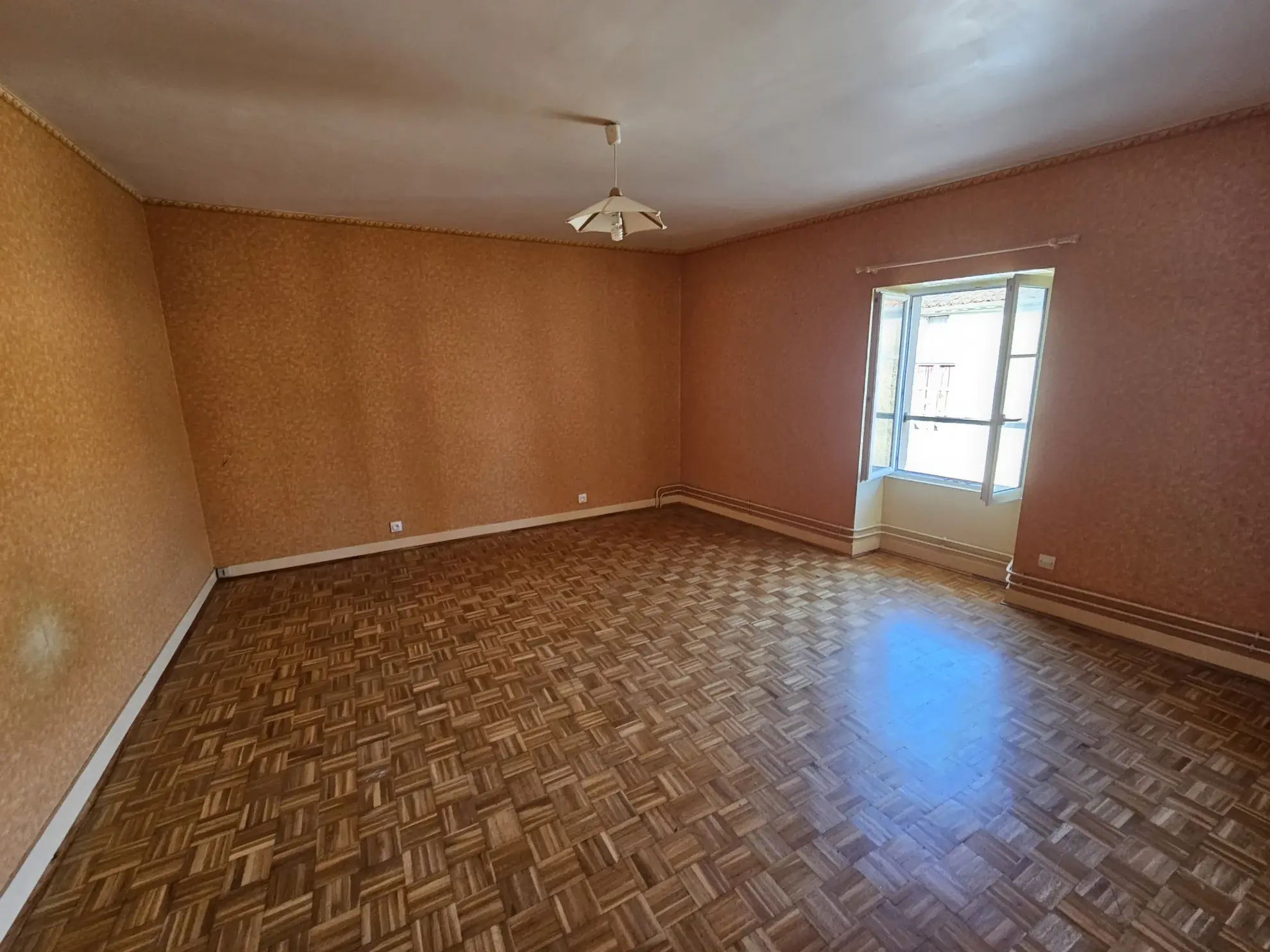 Maison en pierre à rafraîchir avec garage et jardin à Arcais dans les Deux-Sèvres 