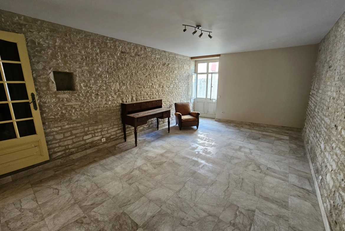 Maison en pierre à rafraîchir avec garage et jardin à Arcais dans les Deux-Sèvres 