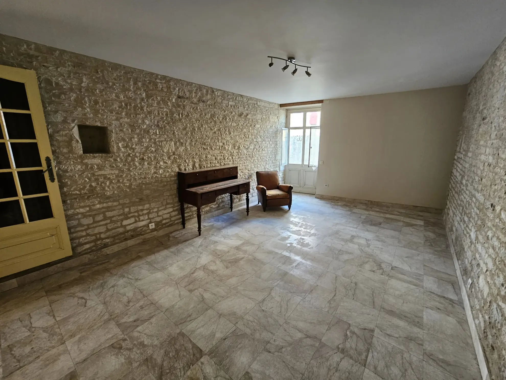 Maison en pierre à rafraîchir avec garage et jardin à Arcais dans les Deux-Sèvres 