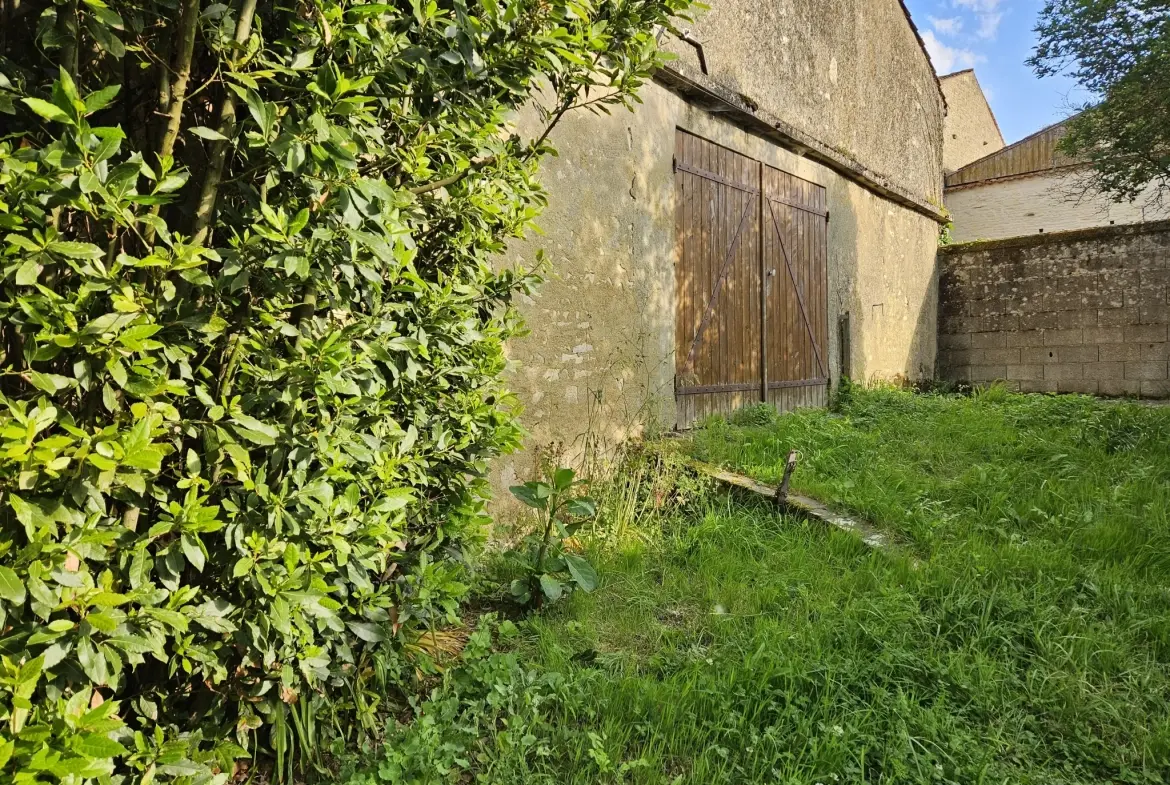 Maison en pierre à rafraîchir avec garage et jardin à Arcais dans les Deux-Sèvres 