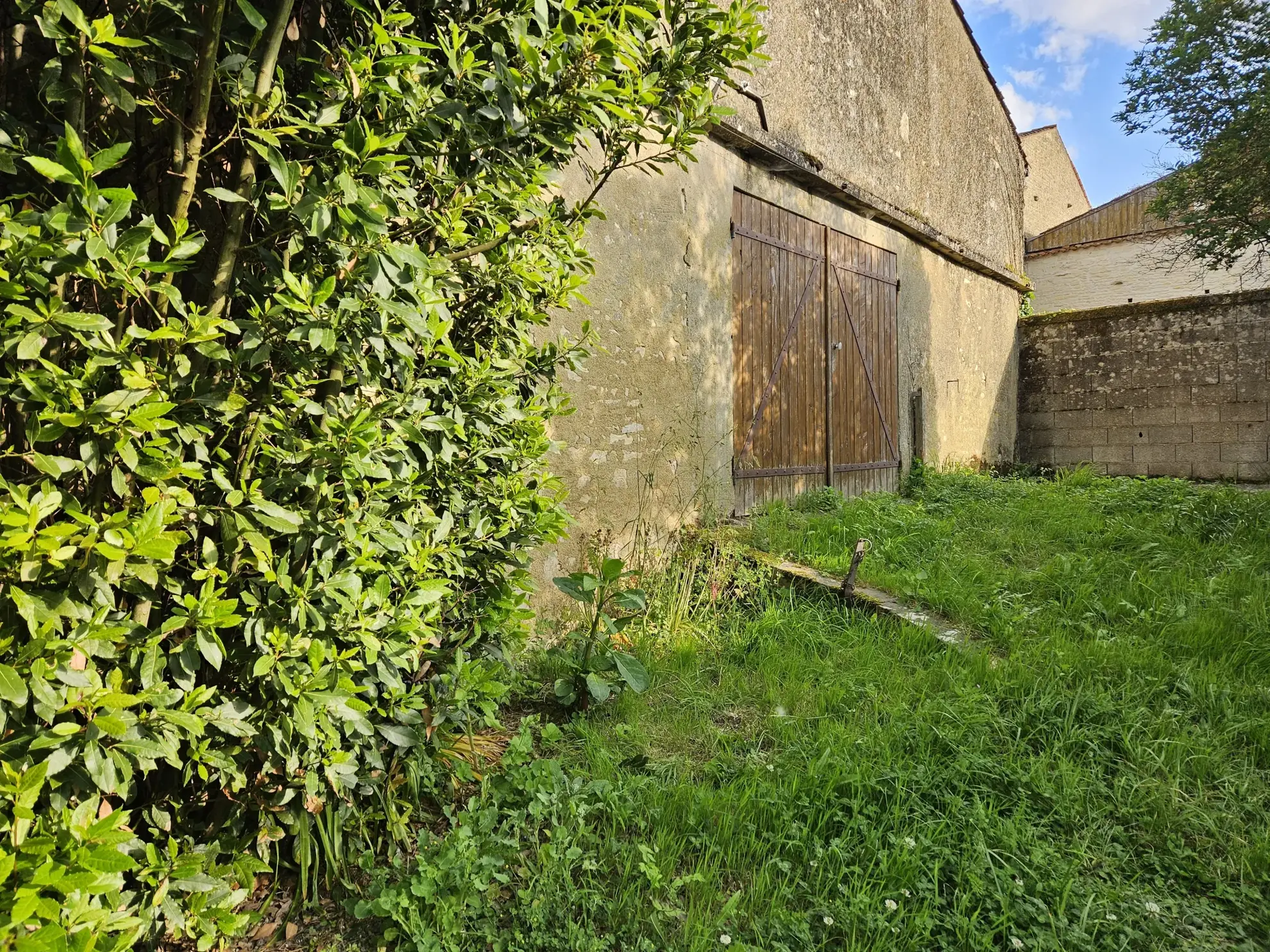 Maison en pierre à rafraîchir avec garage et jardin à Arcais dans les Deux-Sèvres 