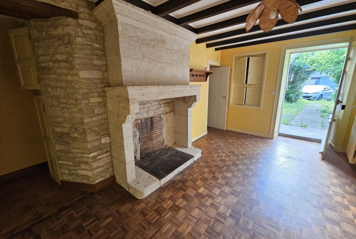 Maison en pierre à rafraîchir avec garage et jardin à Arcais dans les Deux-Sèvres 