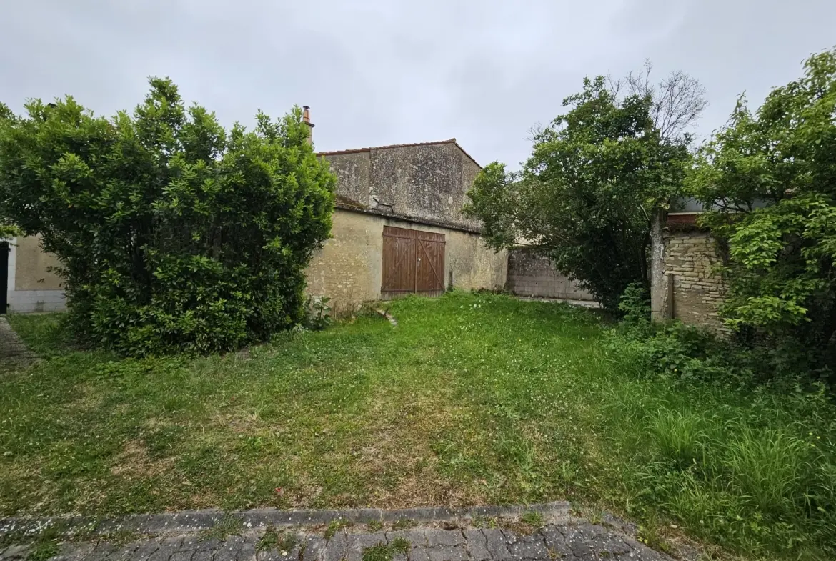 Maison en pierre à rafraîchir avec garage et jardin à Arcais dans les Deux-Sèvres 