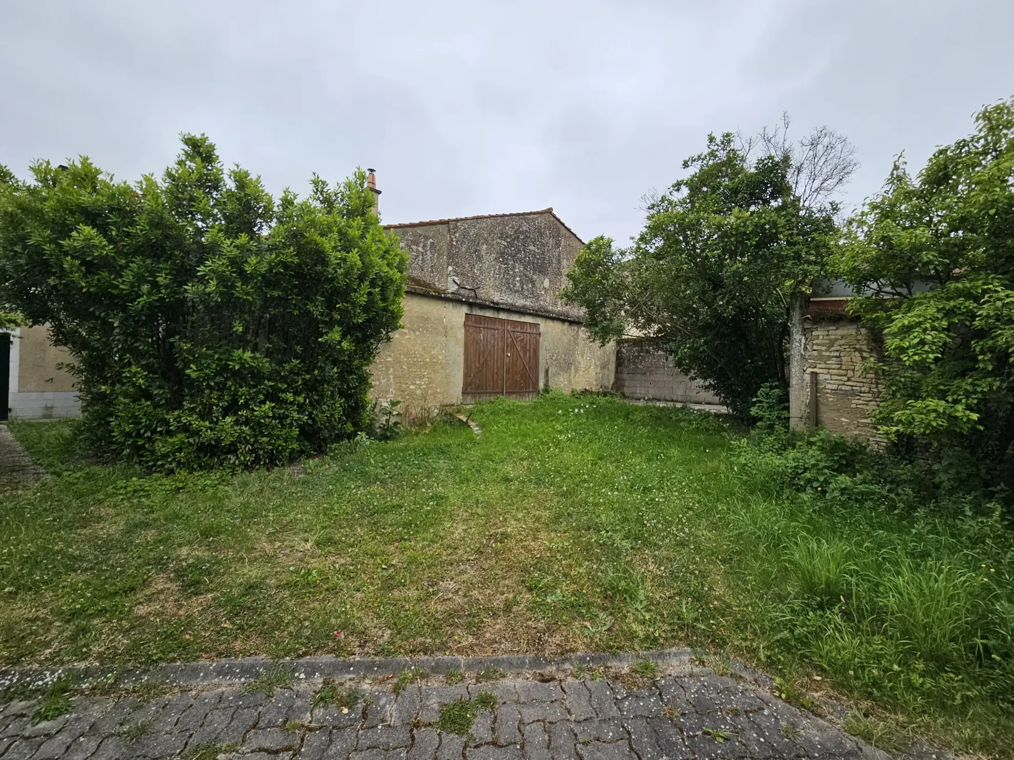 Maison en pierre à rafraîchir avec garage et jardin à Arcais dans les Deux-Sèvres 