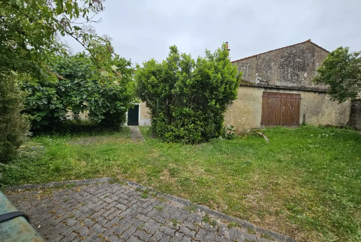 Maison en pierre à rafraîchir avec garage et jardin à Arcais dans les Deux-Sèvres 