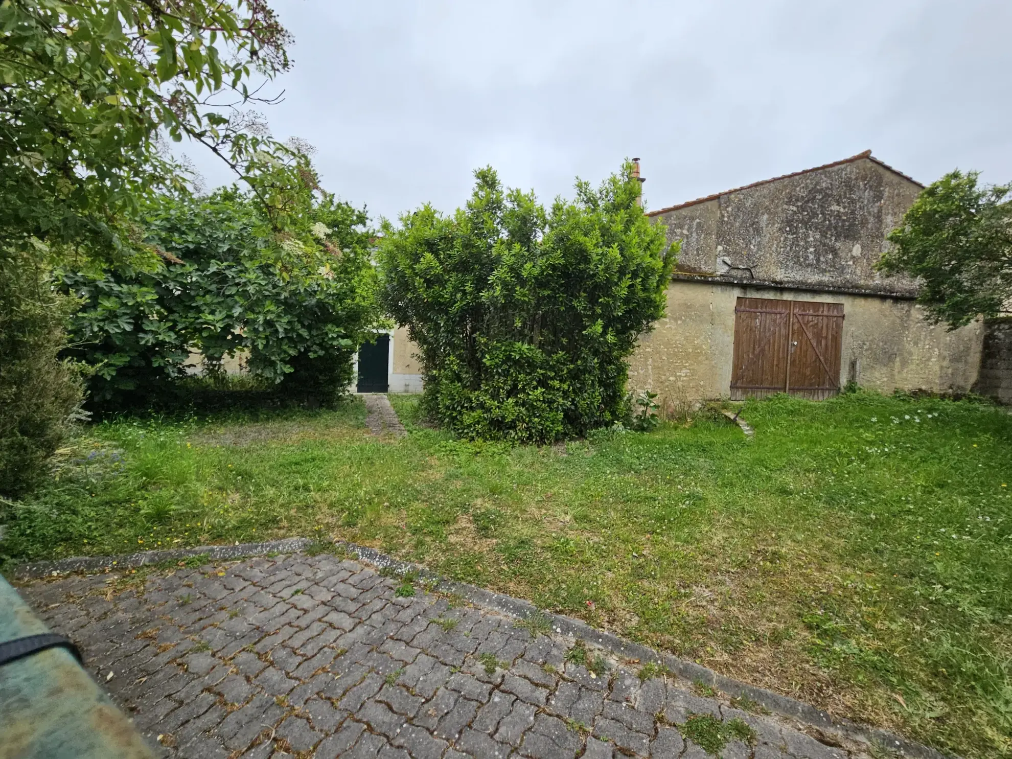 Maison en pierre à rafraîchir avec garage et jardin à Arcais dans les Deux-Sèvres 