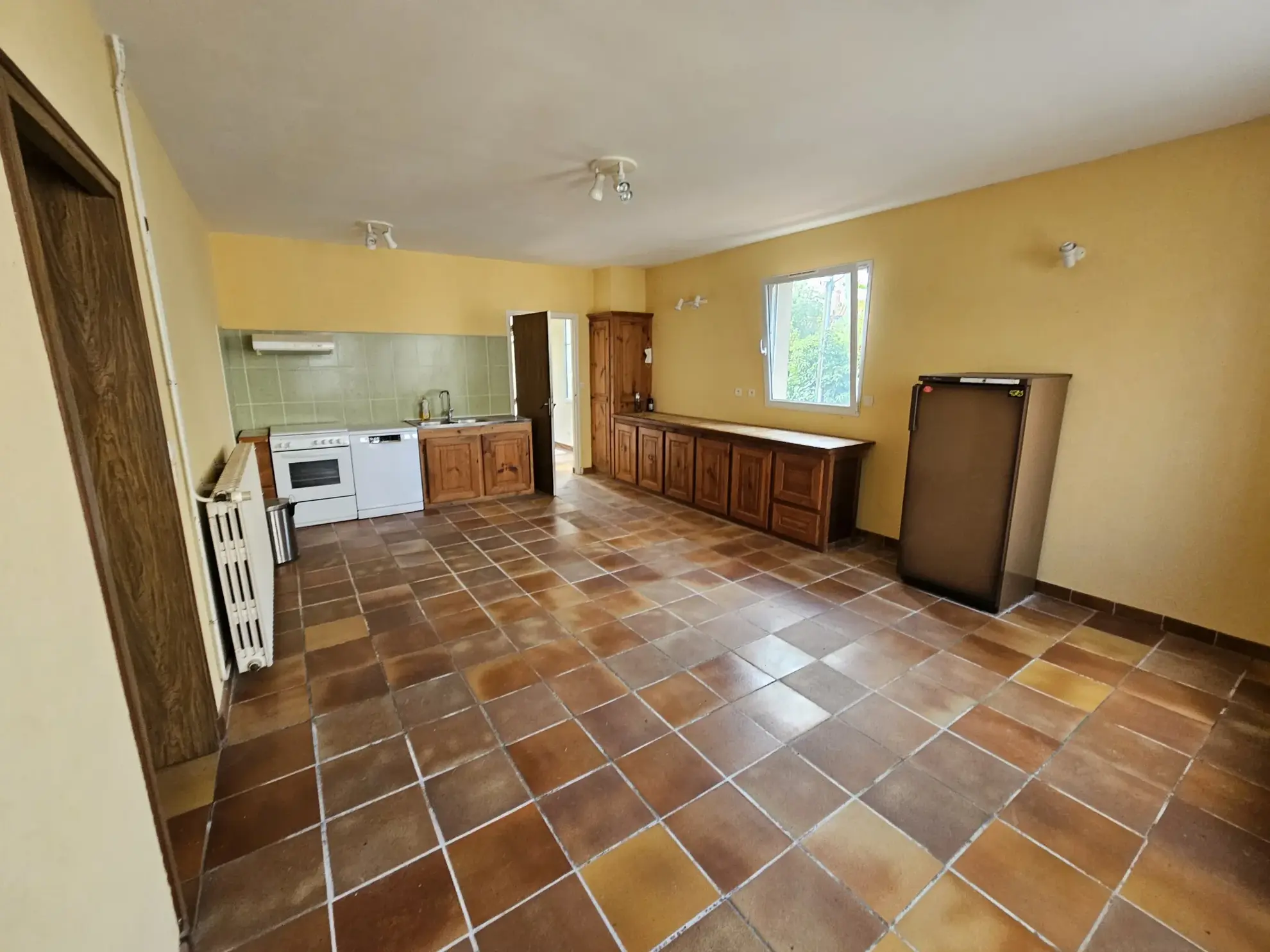 Maison en pierre à rafraîchir avec garage et jardin à Arcais dans les Deux-Sèvres 