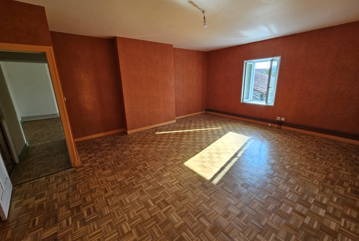 Maison en pierre à rafraîchir avec garage et jardin à Arcais dans les Deux-Sèvres 