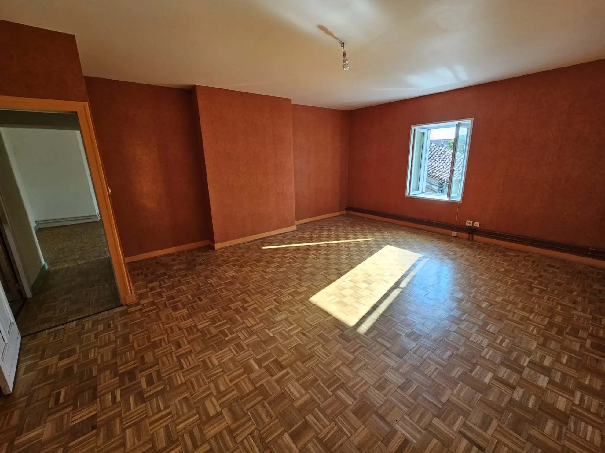 Maison en pierre à rafraîchir avec garage et jardin à Arcais dans les Deux-Sèvres 