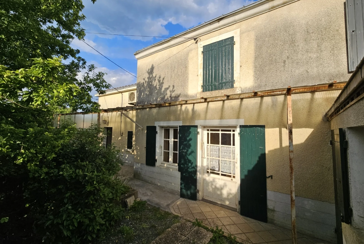 Maison en pierre à rafraîchir avec garage et jardin à Arcais dans les Deux-Sèvres 